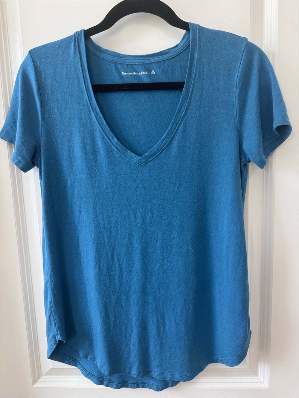Abercrombie & Fitch Women's V‑Neck Tee in Blue